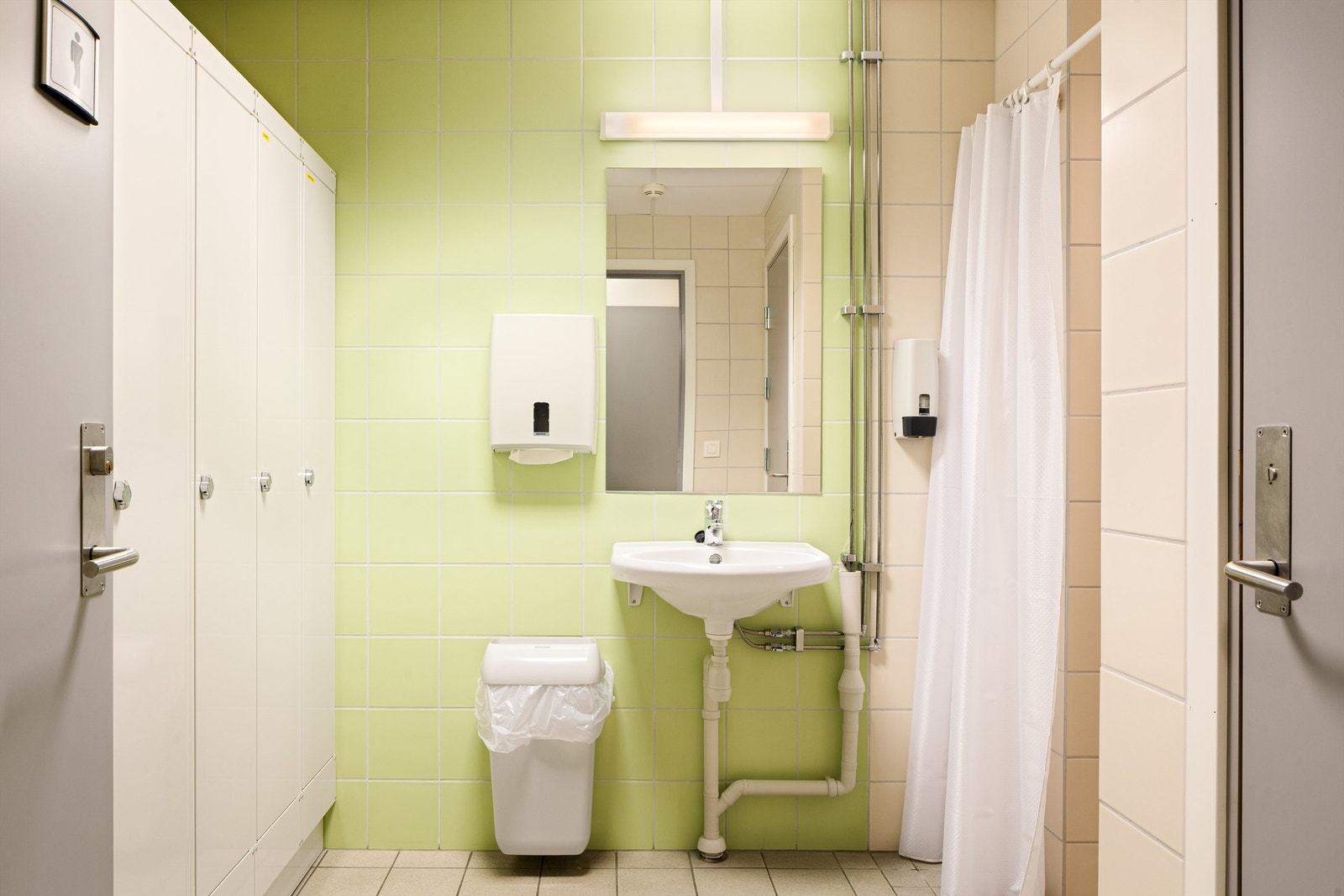 Dame- og herregarderobe med dusj og WC Galleribilde