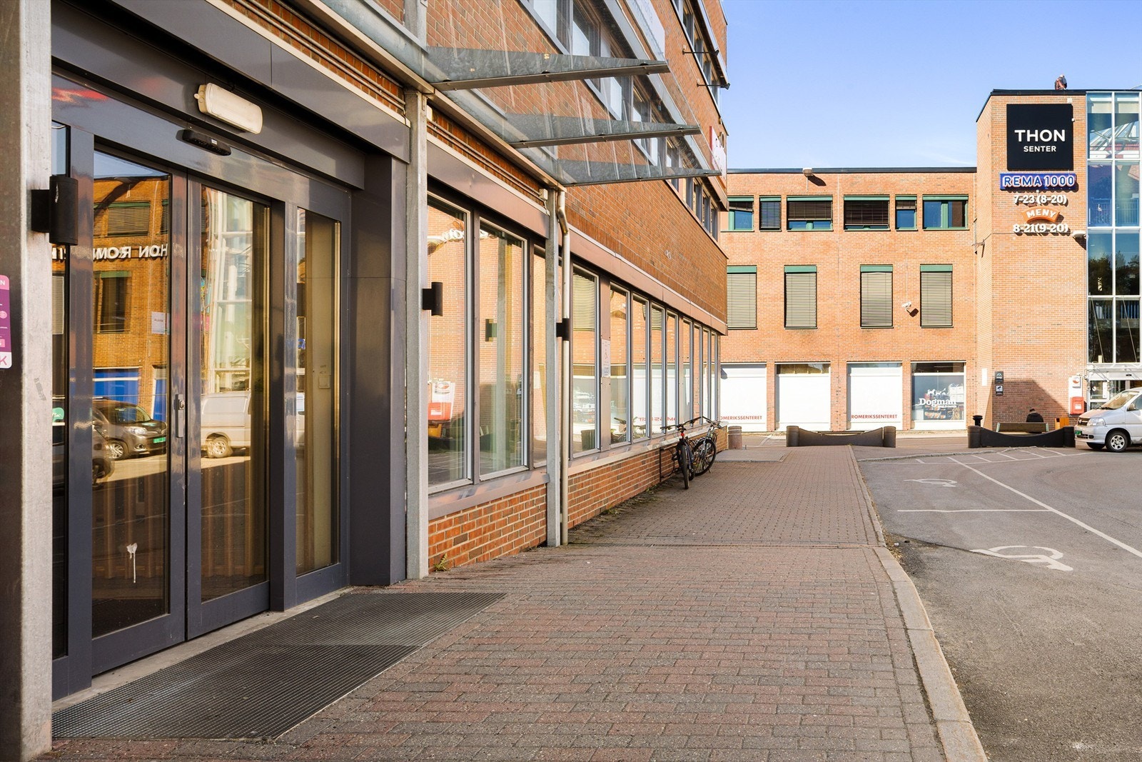Inngang rett ved parkeringsområdet Galleribilde