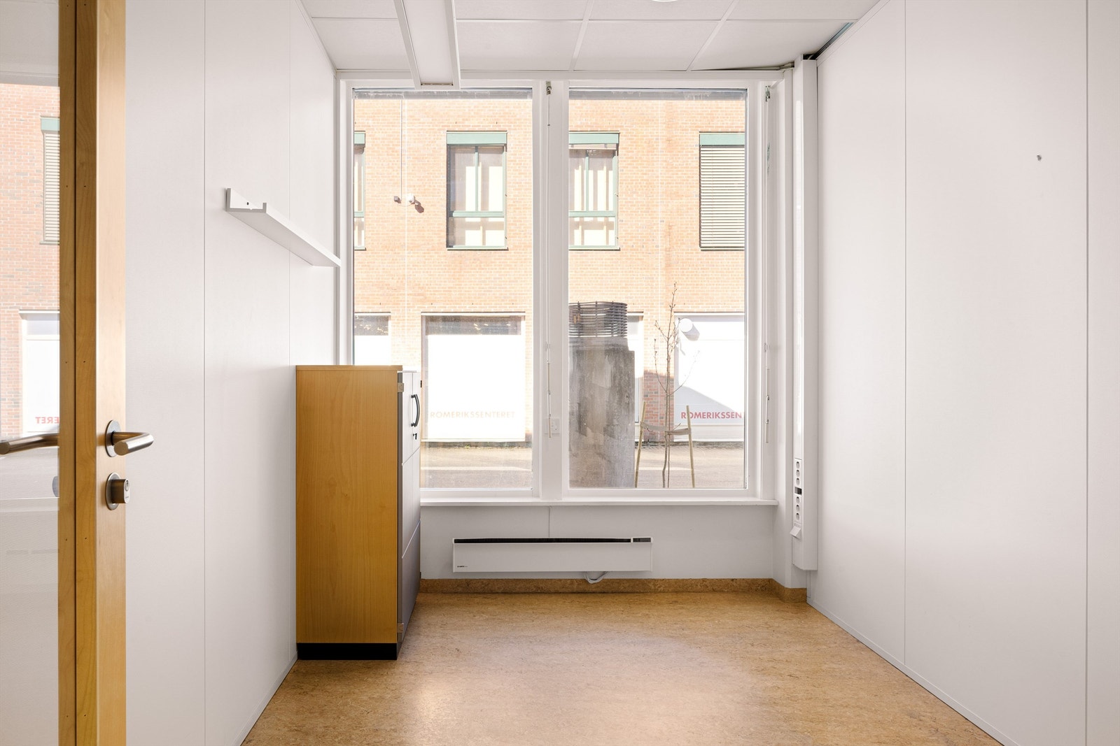 Cellekontorene har oppvarming via panelovner og uttak på vegg med strøm og nettverk Galleribilde
