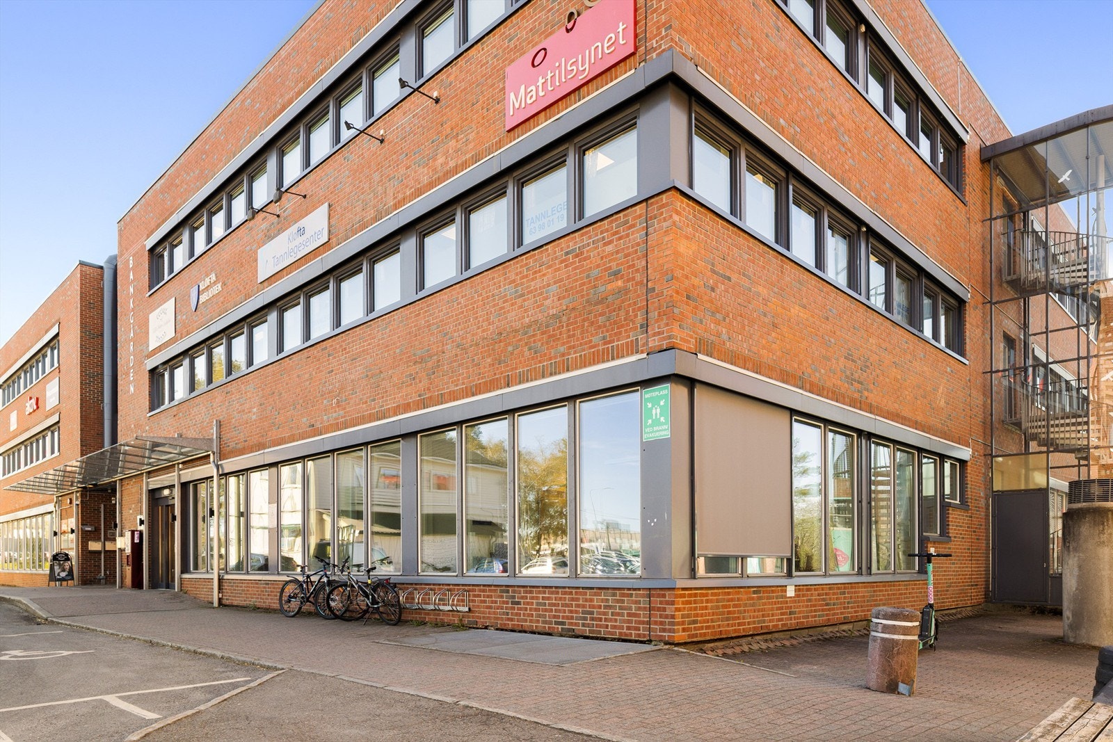 Meget god synlighet. Fasaden vender mot Romerikssenteret Galleribilde