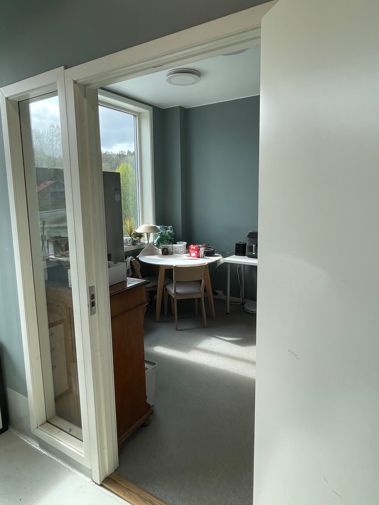 Kontor samt tilstøtende garderobe, toalett og dusj-rom Galleribilde