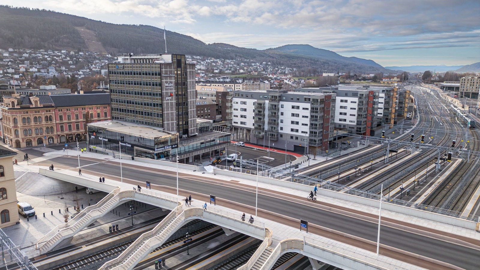 Strømsø Torg 9 ligger rett ved siden av den nye bybroen og jernbanestasjonen Galleribilde
