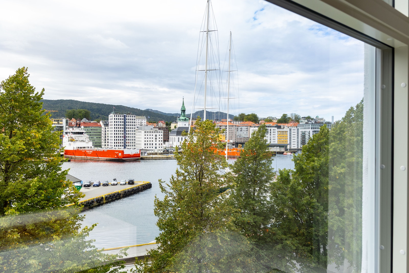 Utsikt til byens havneområdet Galleribilde