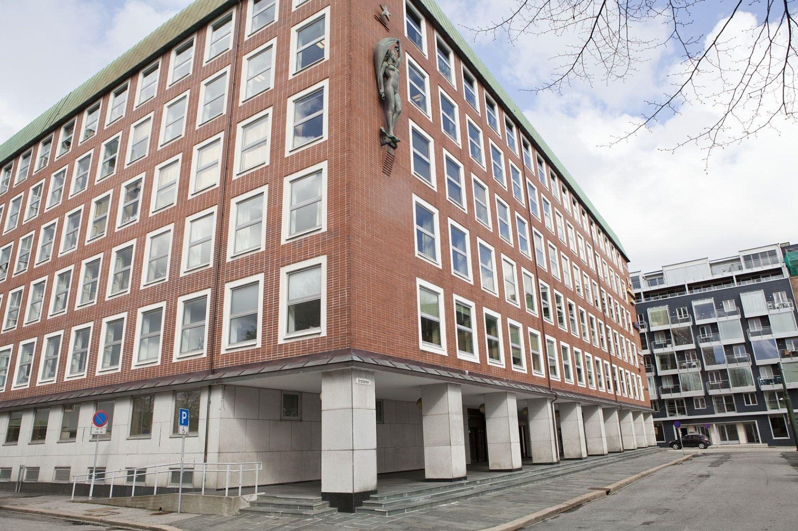 Eiendommen ligger ved Vågen, mellom Bryggen og Bergenhusområdet, og regnes som et av de mest profilerte kontorbyggene i sentrum. Galleribilde