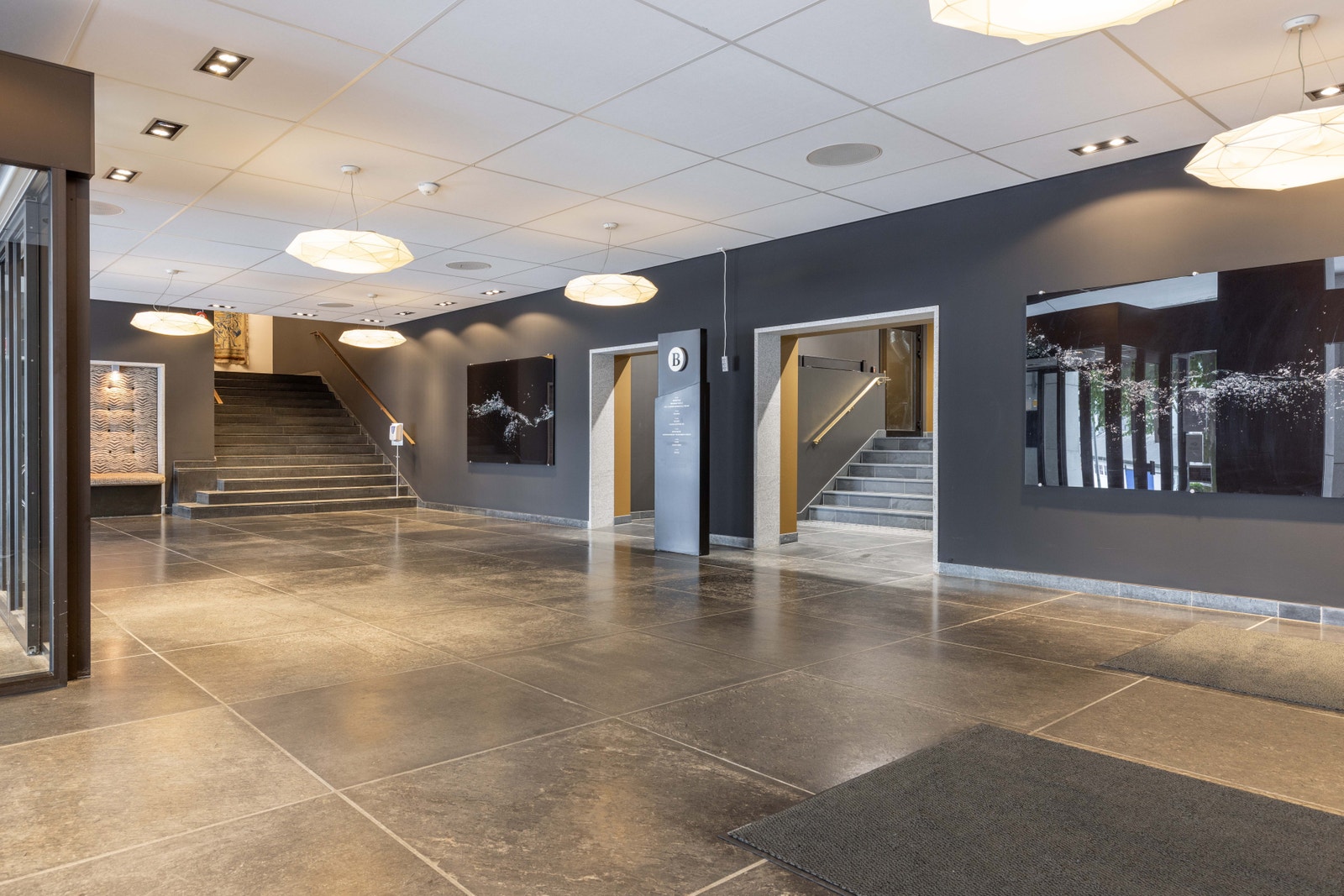 Byggets inngangsparti - Velkommen til Bradbenken 1 Galleribilde