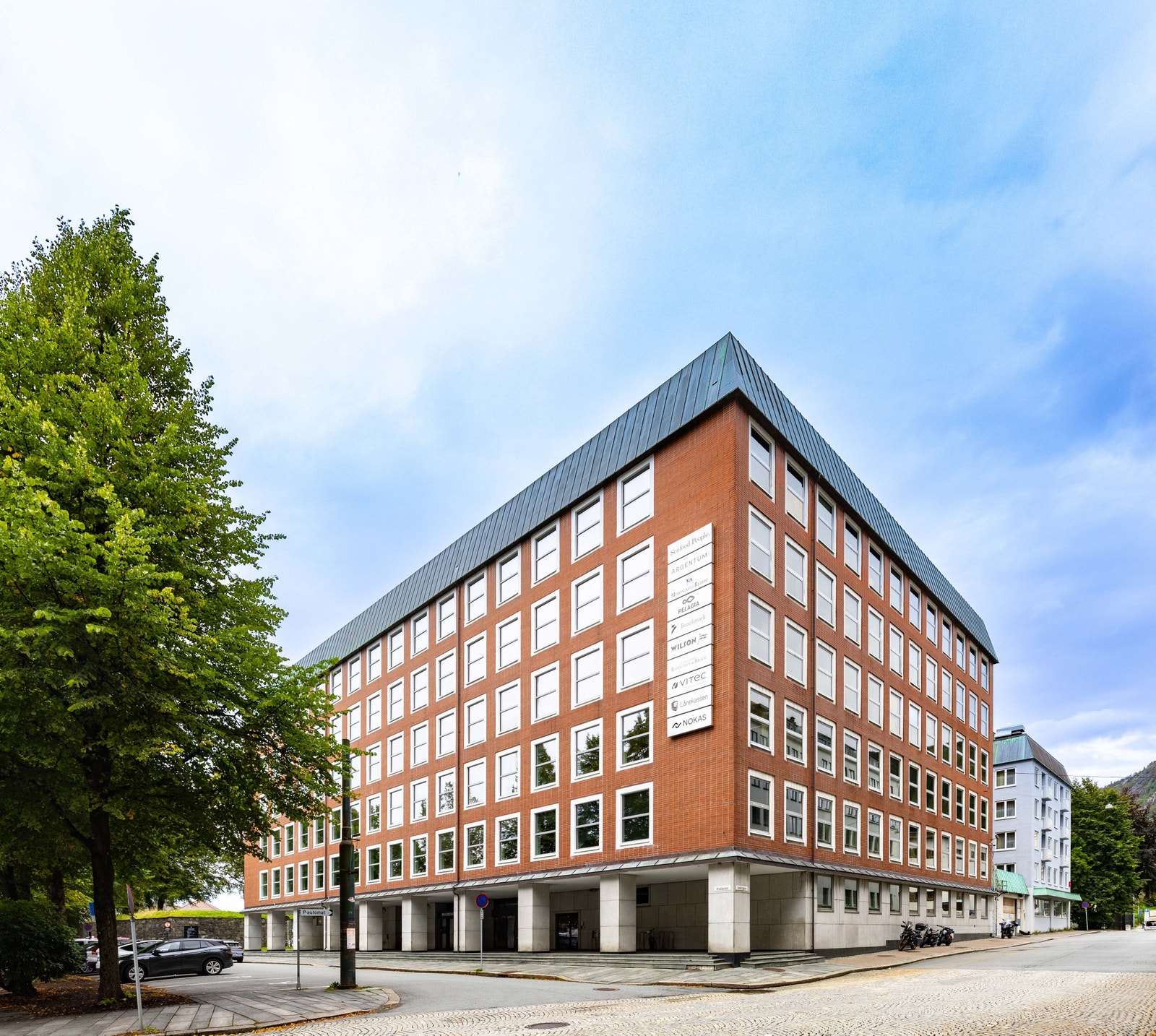 Bradbenken 1 er en markant kontor- og næringseiendom ytterst på Bryggen i Bergen. Galleribilde