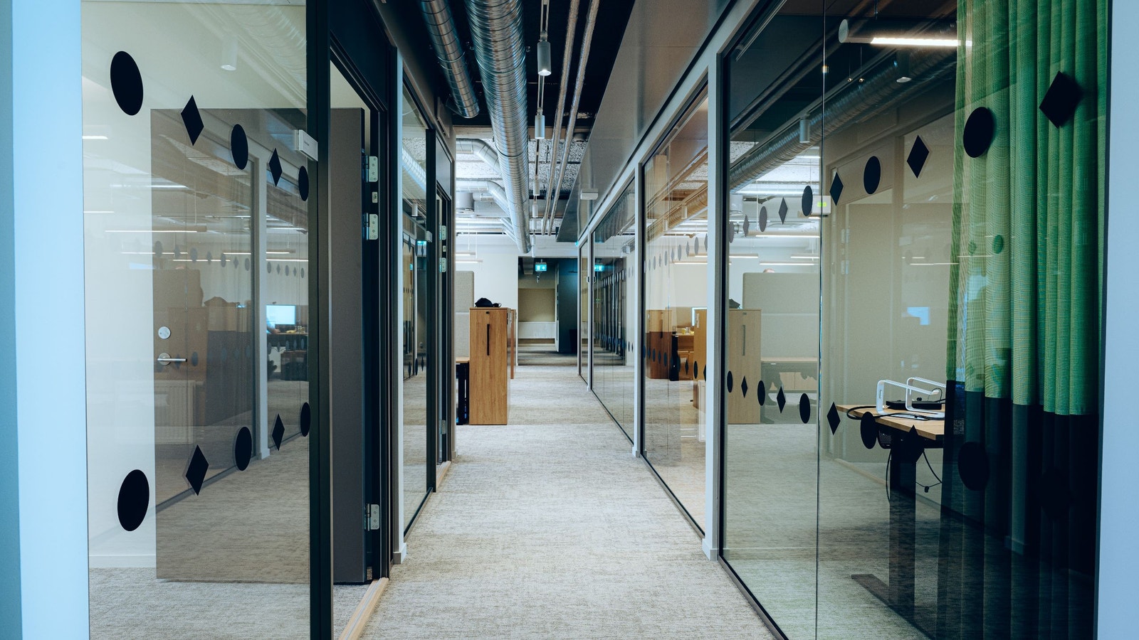 Lokalene fremstår topp moderne med mulighet for cellekontorer og åpent landskap. Galleribilde