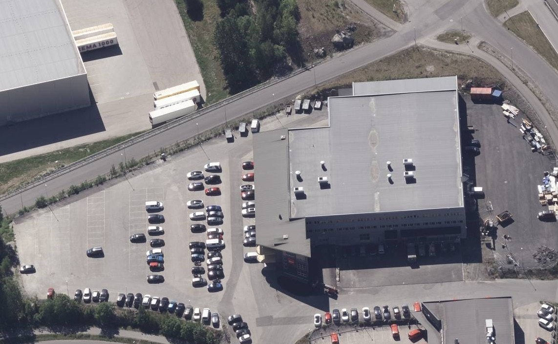 Stor tomt med god parkeringsdekning Galleribilde
