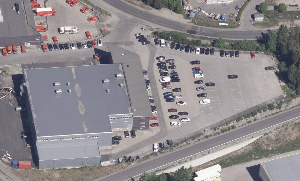 Stor tomt med god parkeringsdekning Galleribilde