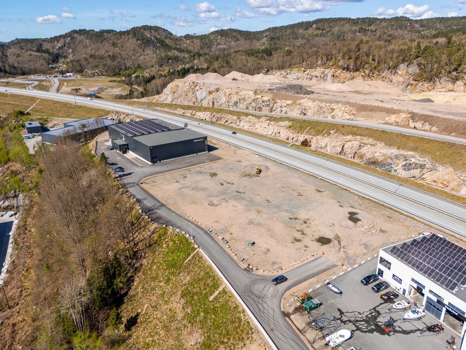 Tomten er grovplanert og klar for bebyggelse for kombinert lager/industri/kontorformål Galleribilde
