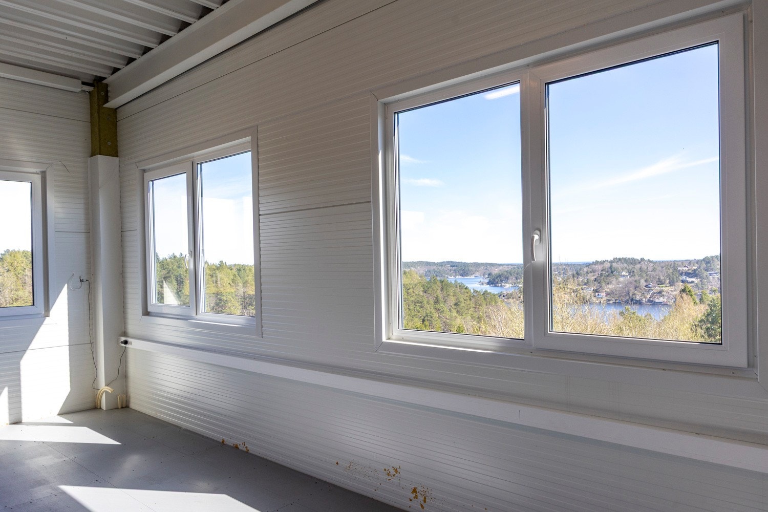 Fra vinduene mot sørøst er det fin utsikt til Kaldvellfjorden Galleribilde
