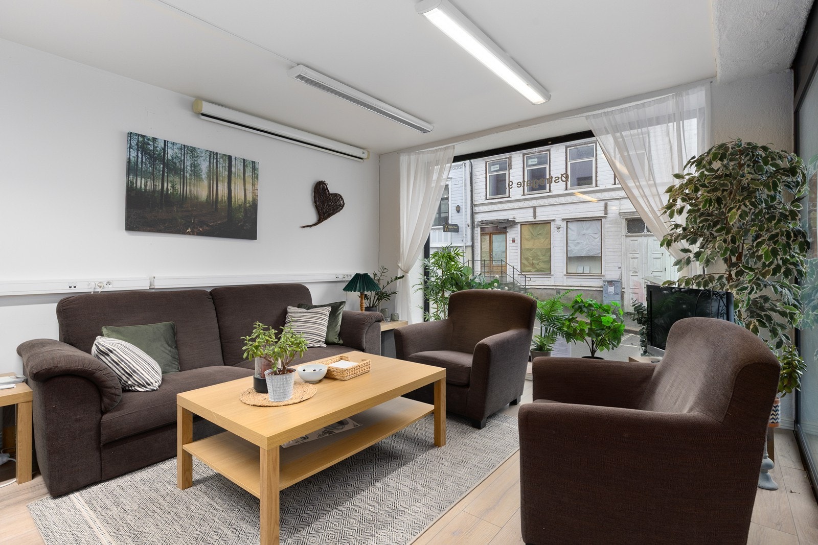 Pent innredet næringslokale med flere muligheter. Galleribilde
