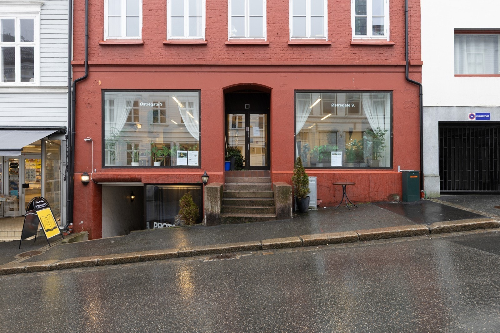 Hyggelige innredede lokaler på gateplan. Galleribilde