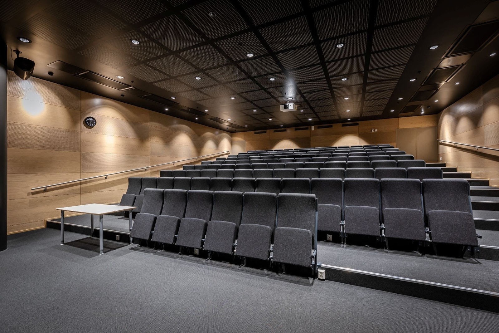Det er mulig å benytte seg av et stort auditorium til blant annet frokostmøter, generalforsamlinger eller allmøter Galleribilde