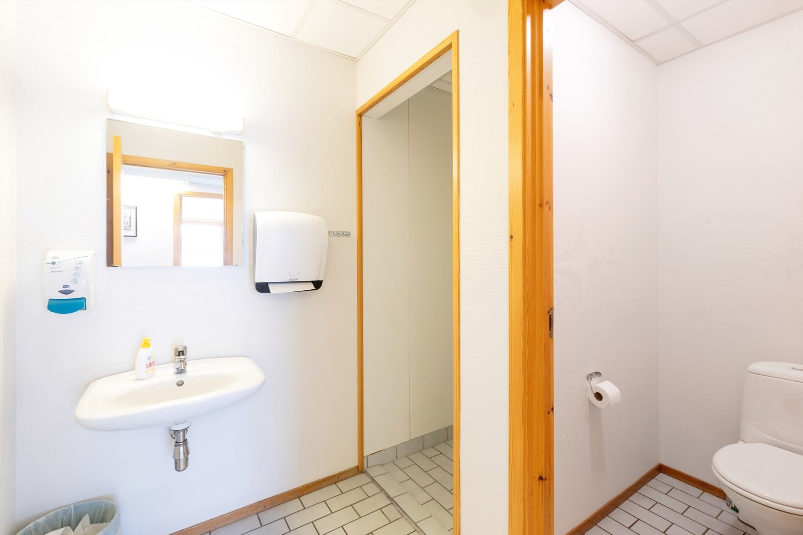 Toalett med dusj Galleribilde