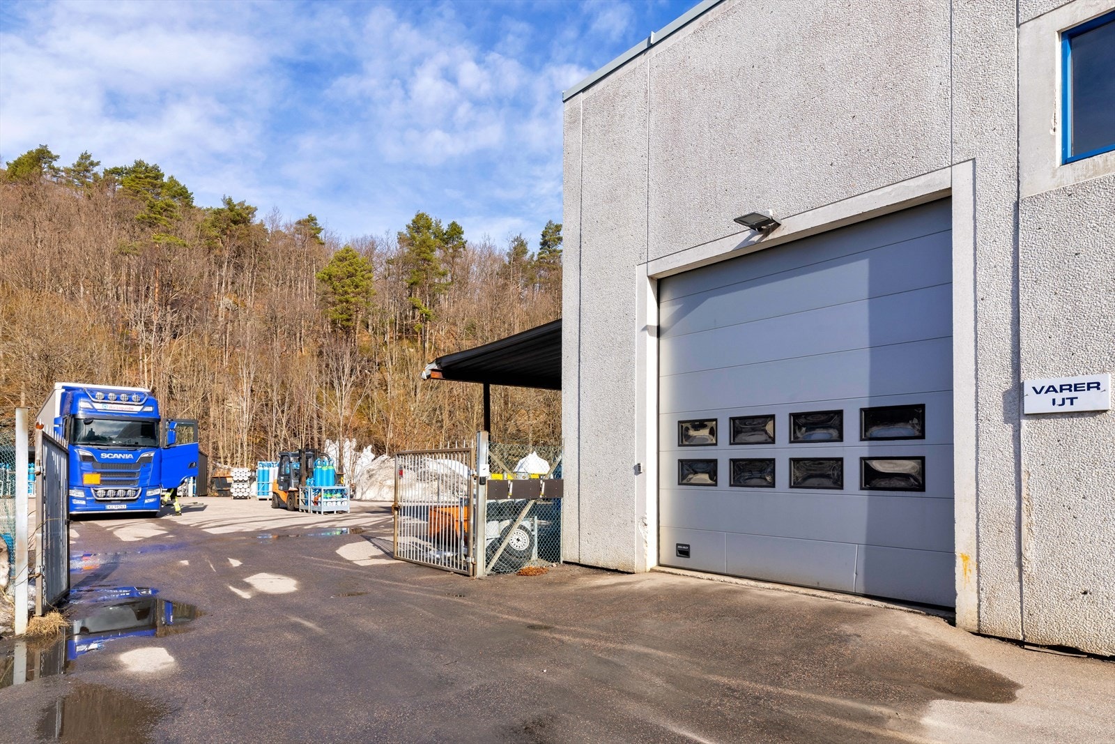 Uteområdet er avgrenset med gjerde og port Galleribilde