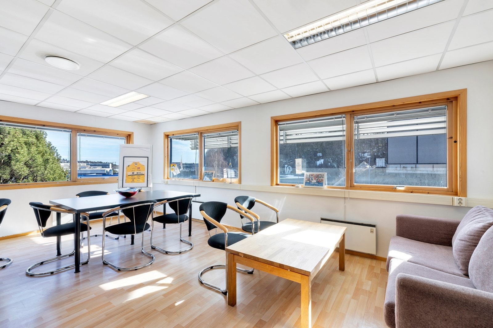 stor åpen kantine med mye lys og utsikt utover Rigedalen Galleribilde