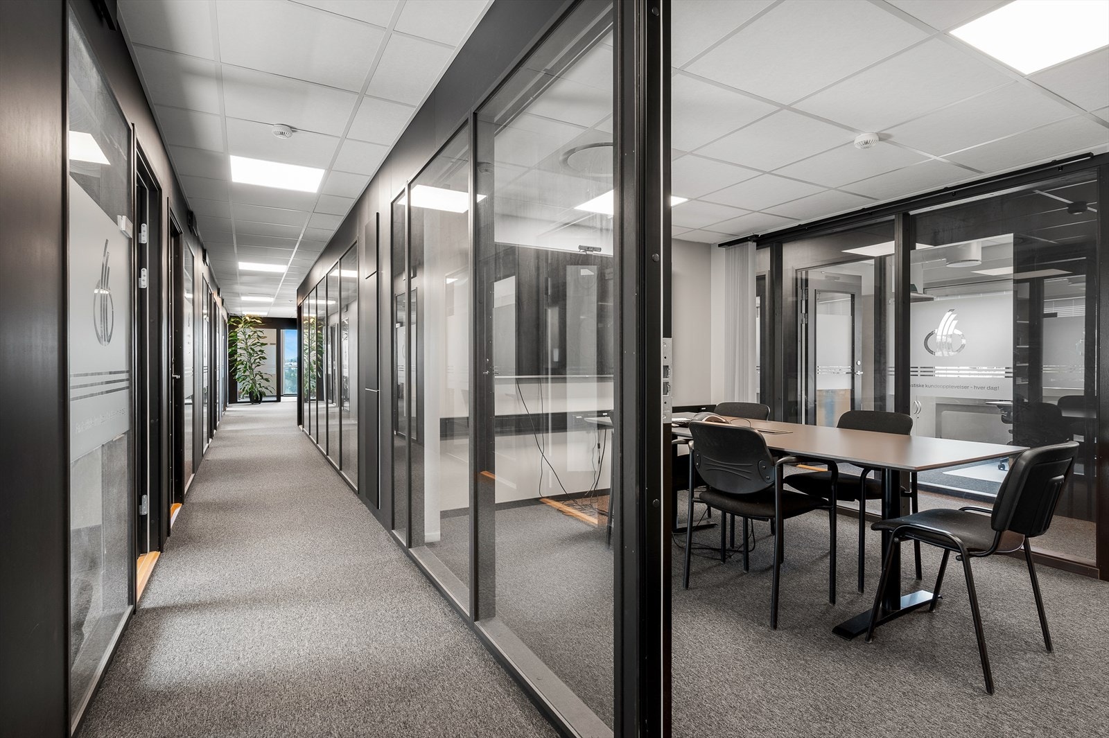 Gangareal med kontor og møterom Galleribilde