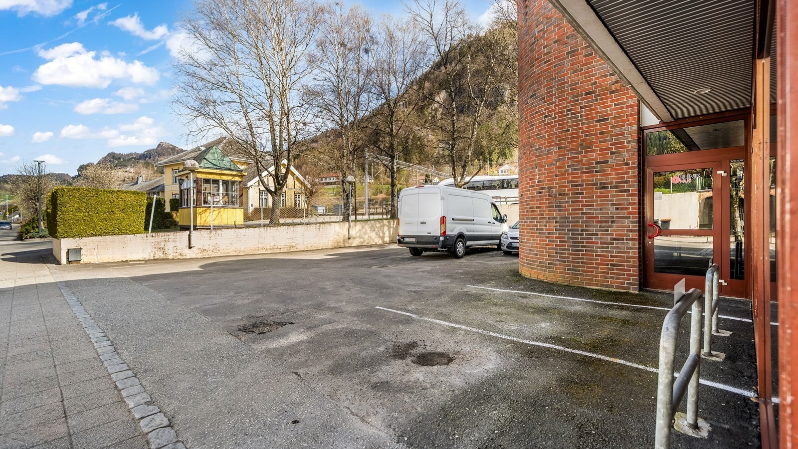 Parkering og inngang til hoveddel. Galleribilde