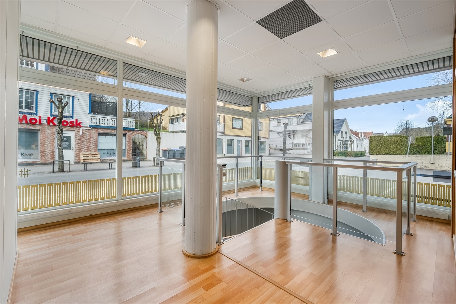 God eksponering ut mot gaten. Galleribilde