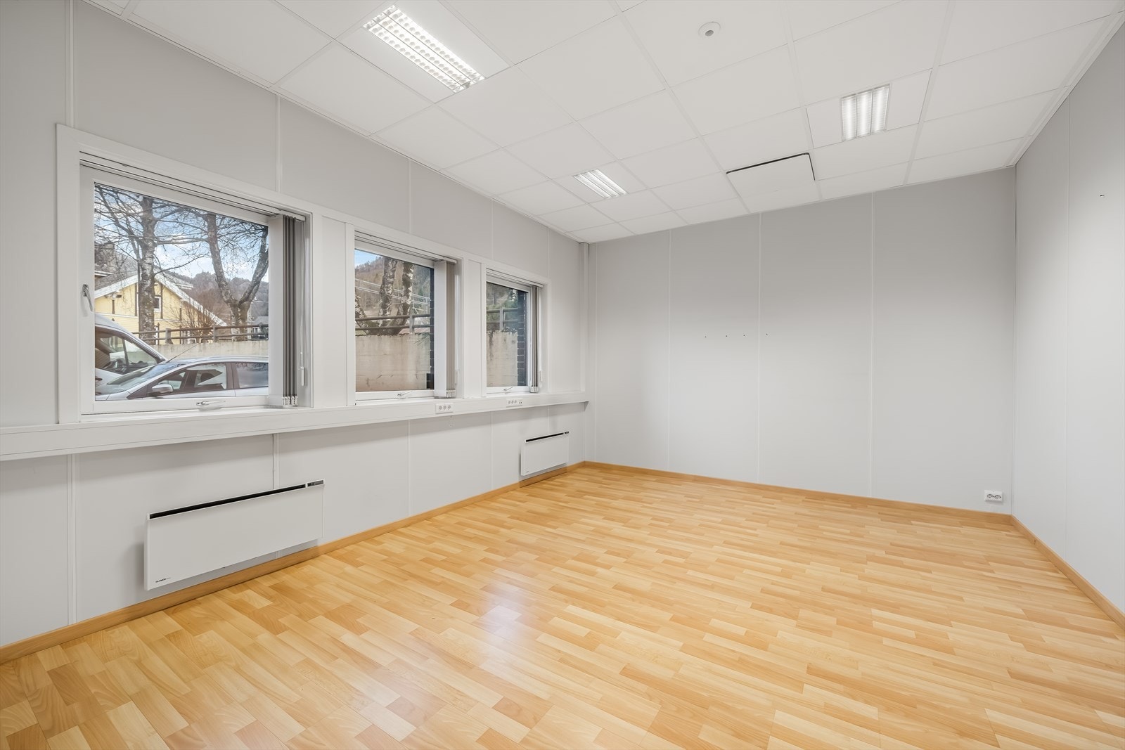 Diverse lyse kontorer i byggets hovedetasje. Galleribilde
