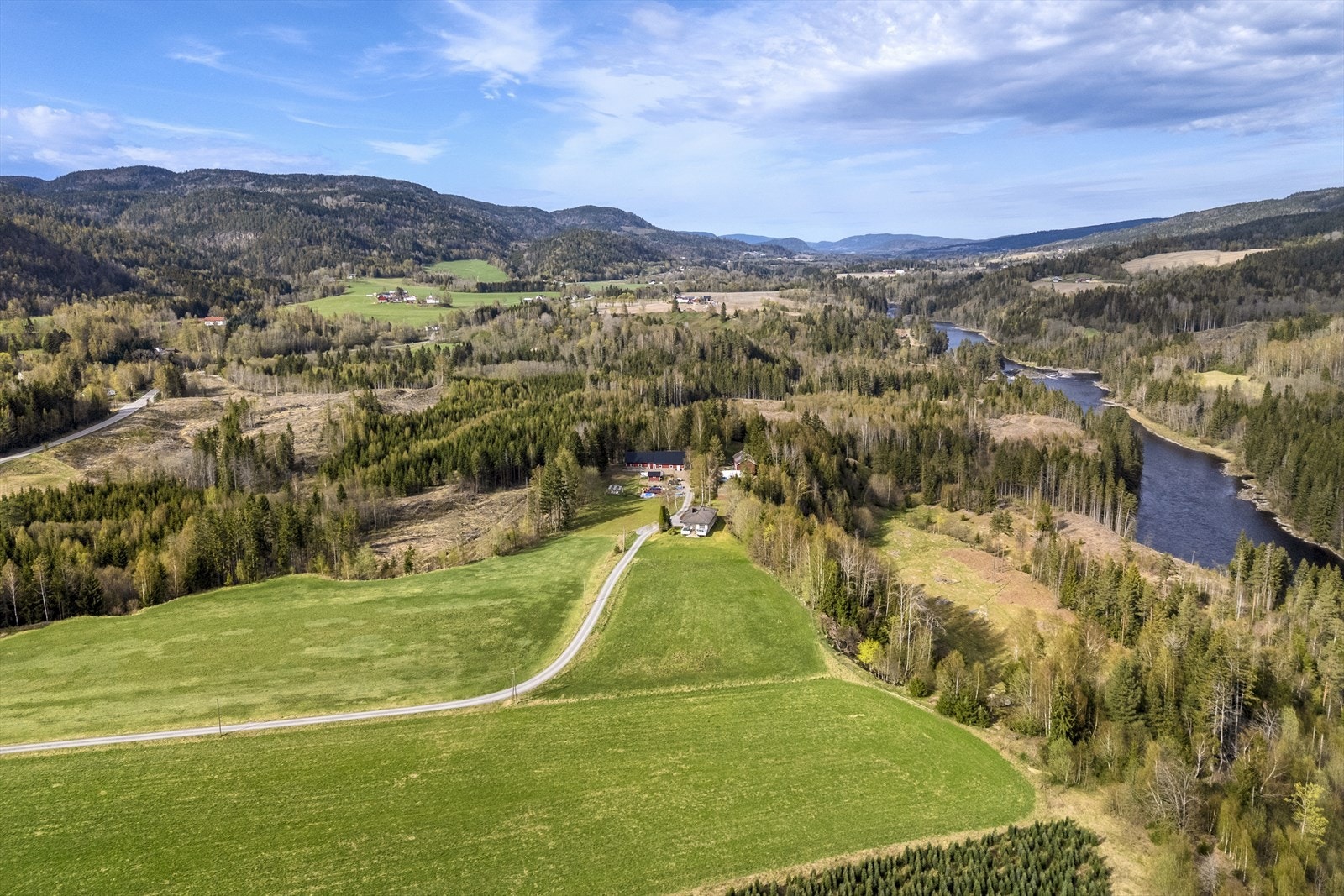 Småbruket har et totalareal på ca. 113 dekar, bestående av ca. 17 dekar dyrket mark, 32 dekar innmarksbeite og 56 dekar produktiv skog. Galleribilde