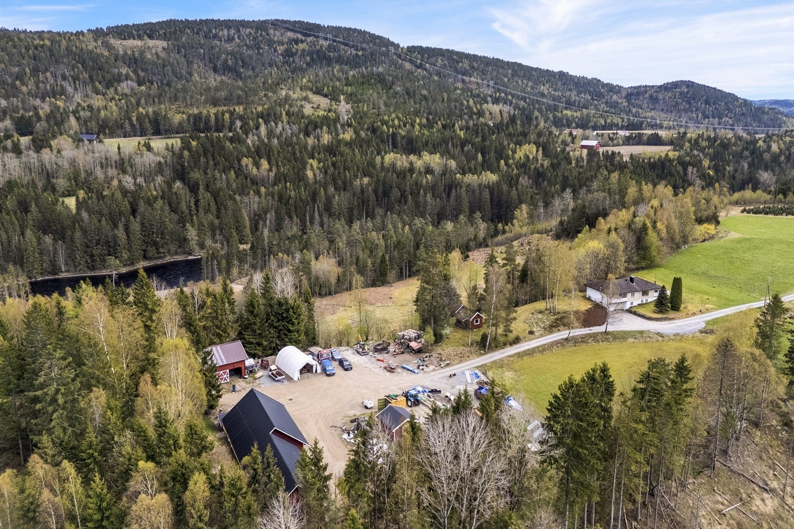 Midt på tunet er hønsehuset plassert. Der er det luksus for hønene med gulvvarme. Galleribilde
