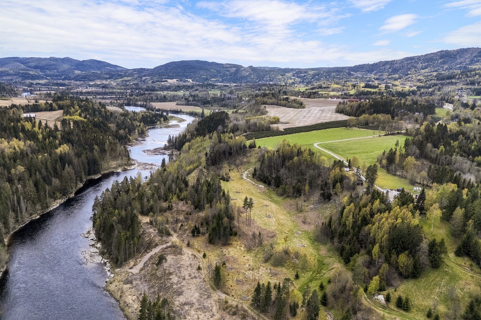 Eiendommen ligger naturskjønt til ned mot elva Lågen og byr på gode solforhold, romslige uteområder og et allsidig tun med moderne bygninger og mange bruksmuligheter. Galleribilde