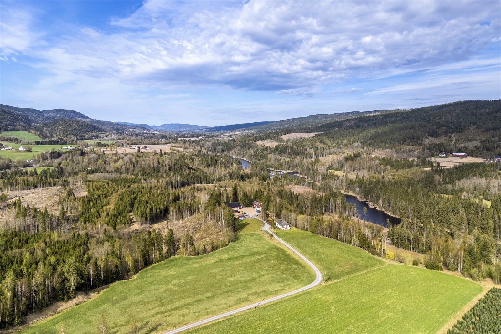 Her bor du med nærhet til både natur, servicetilbud og større byområder. Fra gården er det ca. 10 km til både barneskole, ungdomsskole og nærmeste butikk. Galleribilde