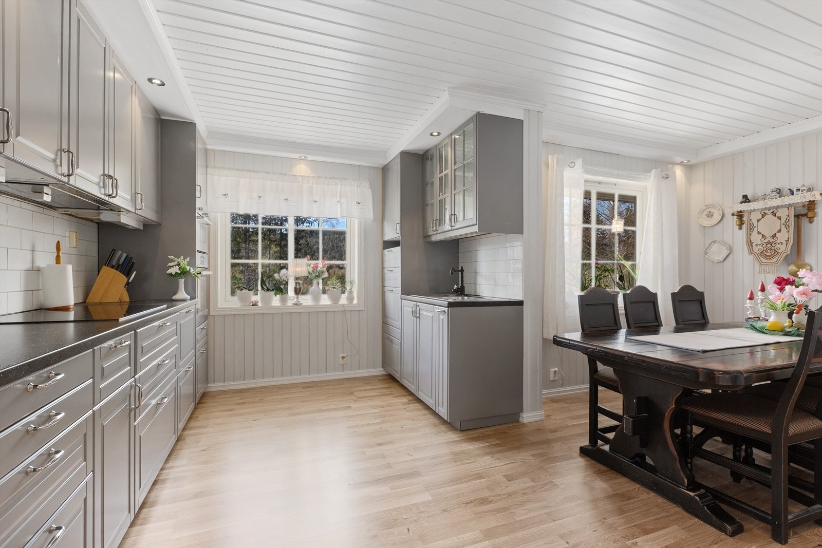 Et godt rom med plass til spisebord. Galleribilde