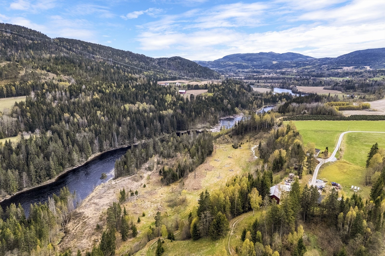 En spennende eiendom for deg som ønsker god plass og fleksible driftsmuligheter. Galleribilde