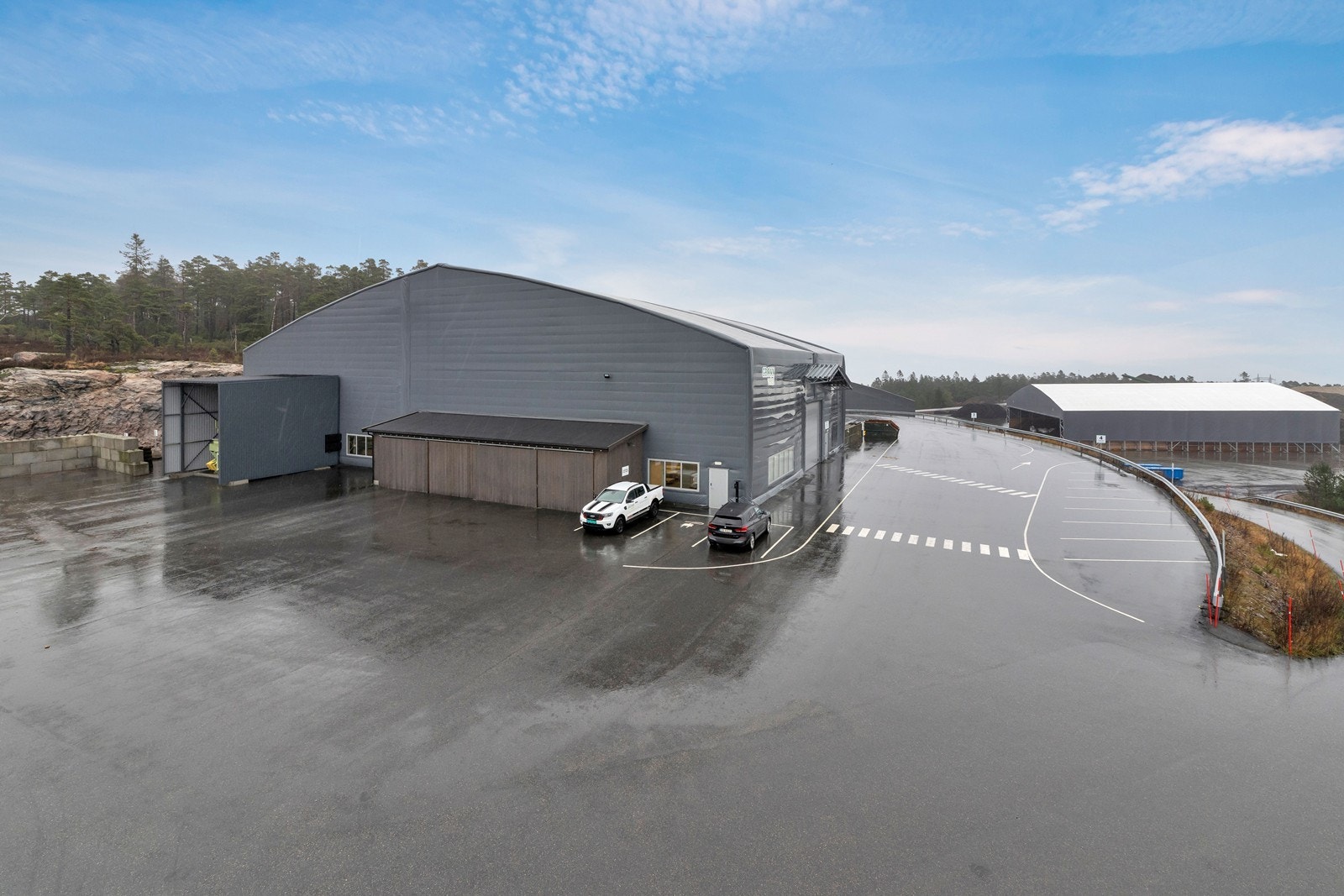 Bygget er en isolert plast hall og er satt opp i 2022. Galleribilde