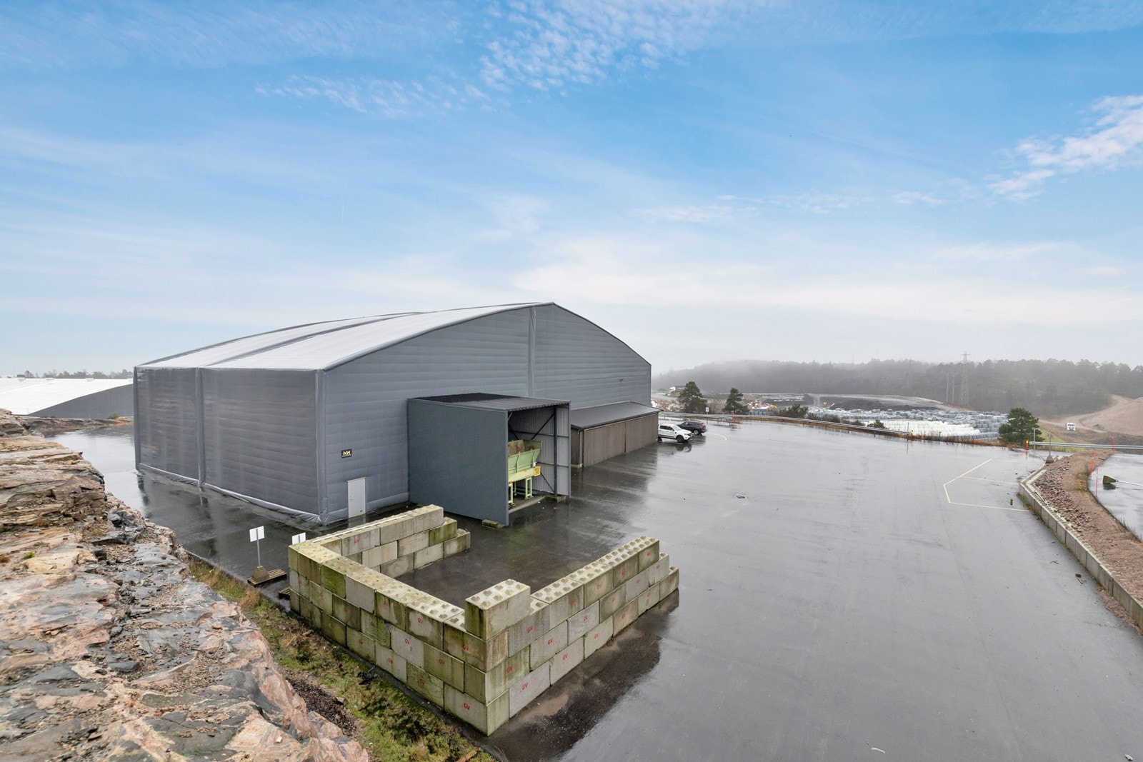 Bygget er en isolert plast hall og er satt opp i 2022. Galleribilde