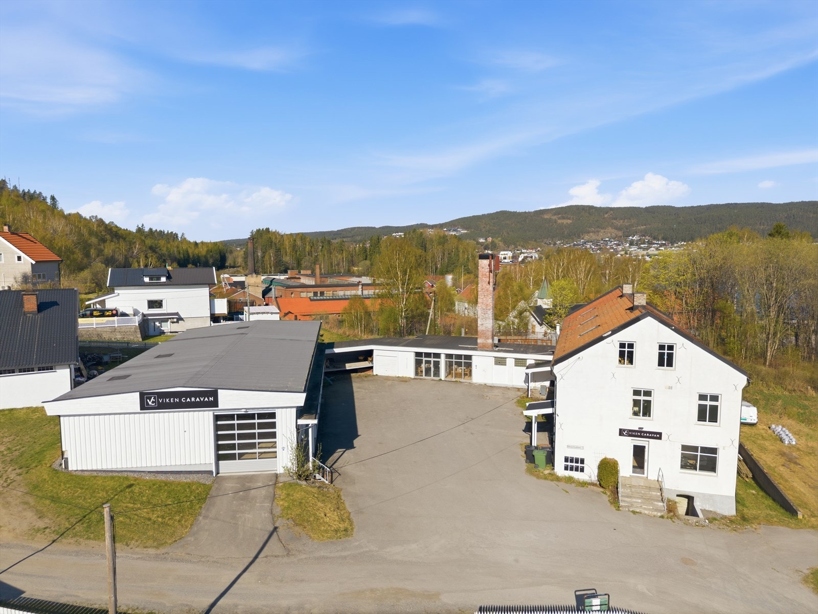 Meieribakken 1 - Hovedbygg, midtbygg og lager/garasje. Galleribilde