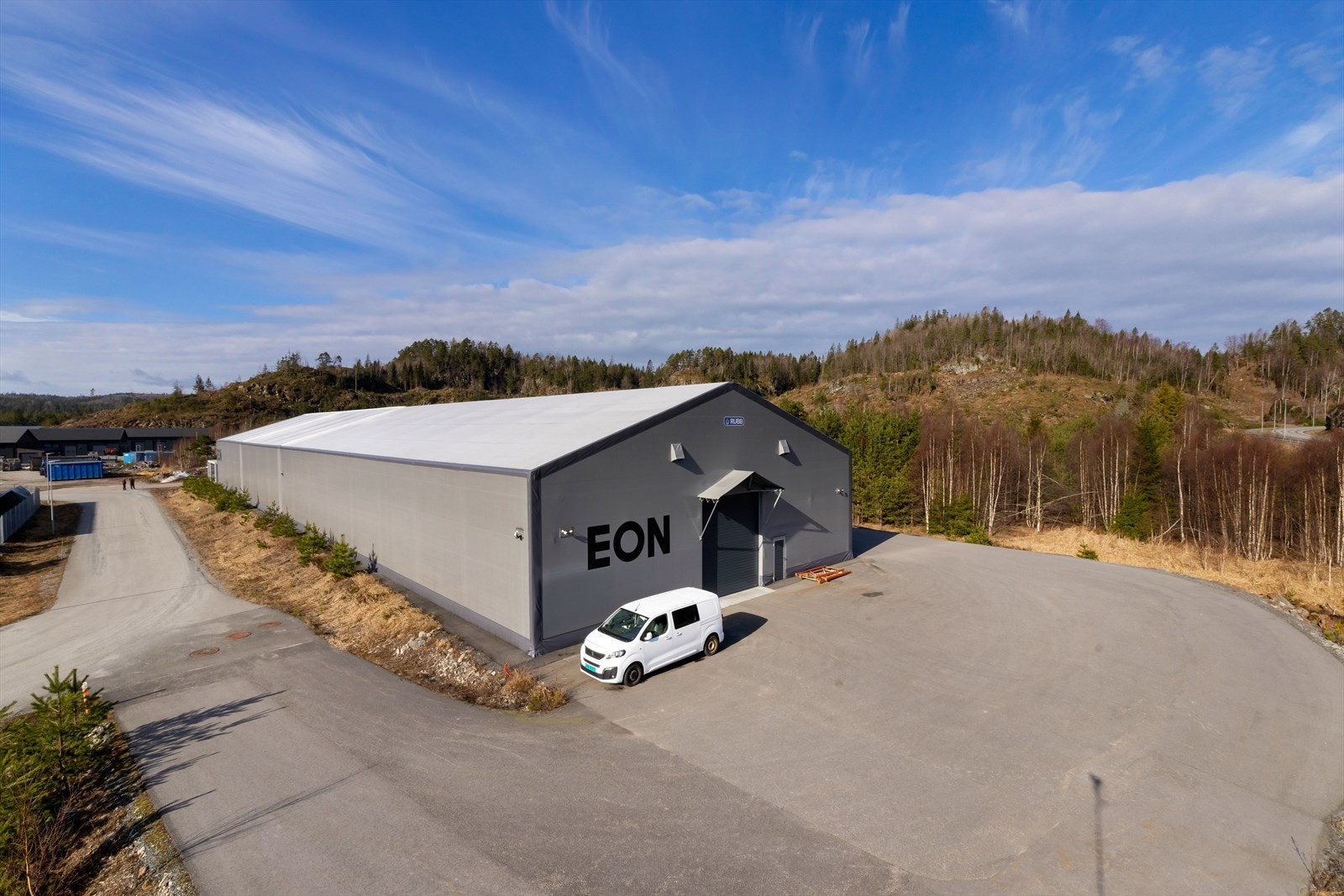 Eiendomsmegler Norge Næring har gleden av å presentere for salg 2 lagerhaller som selges samlet eller hver for seg. Størrelse 1200 og 1600 m2. Hallene er idag bruk som lagring av fritidsbåter og det foreligger leiekontrakter på begge hallene. Galleribilde