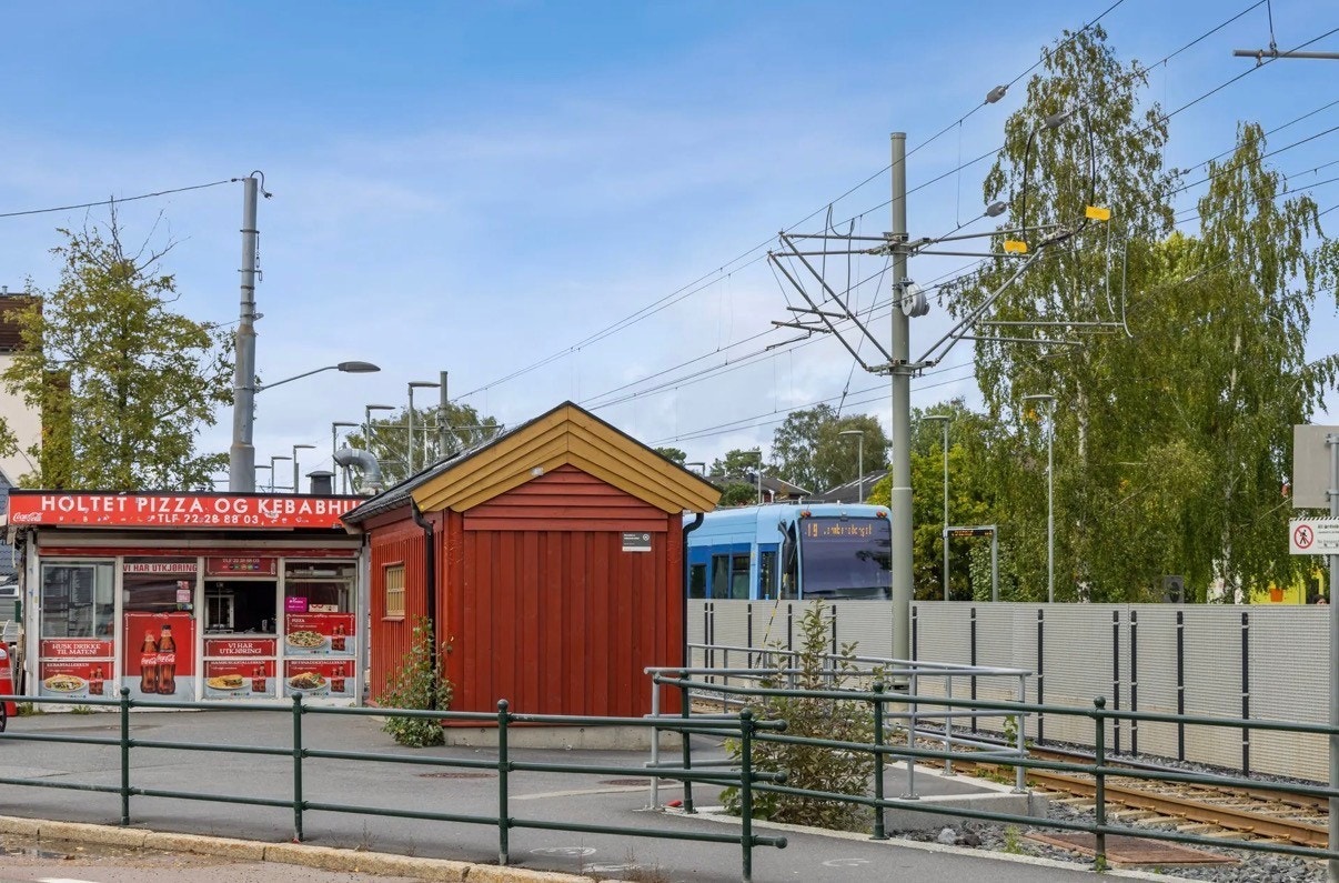 Trikkeholdeplass utenfor Galleribilde