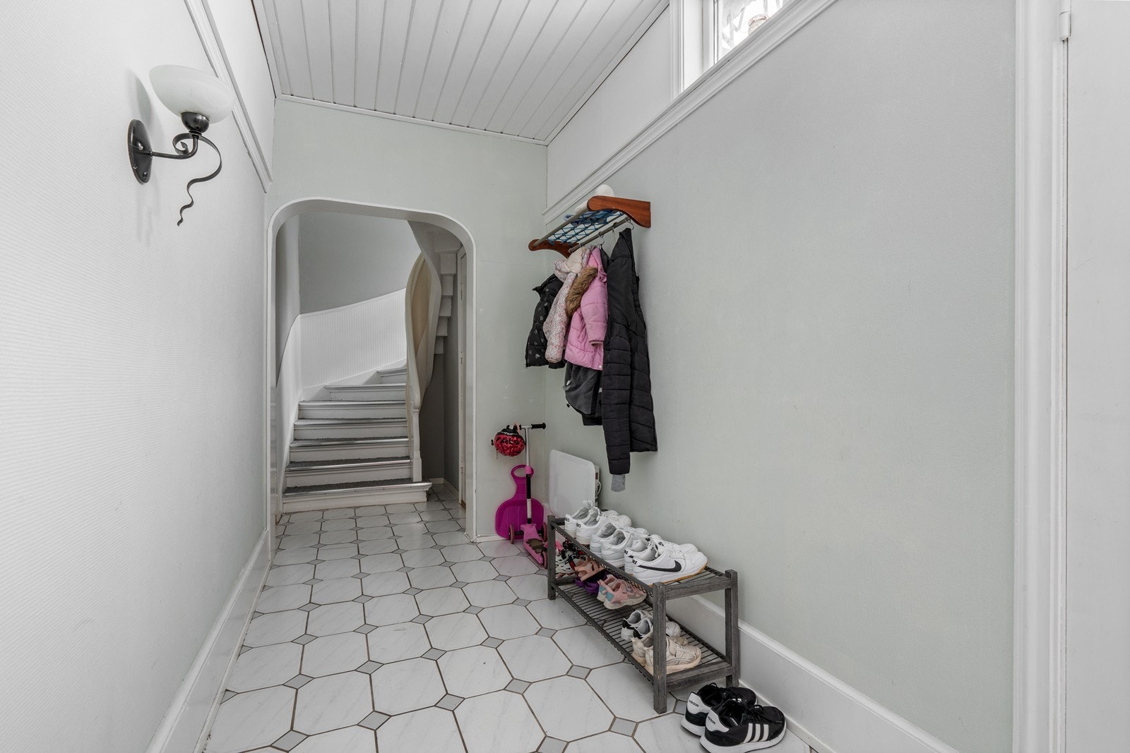 Gang til leiligheten nede i første etasje. Her har en også utgang til bod og garasje, samt en bakgård som kan bli veldig koselig om den tas i bruk. Like før trapp har en toalett tilhørende butikklokale 1. Galleribilde