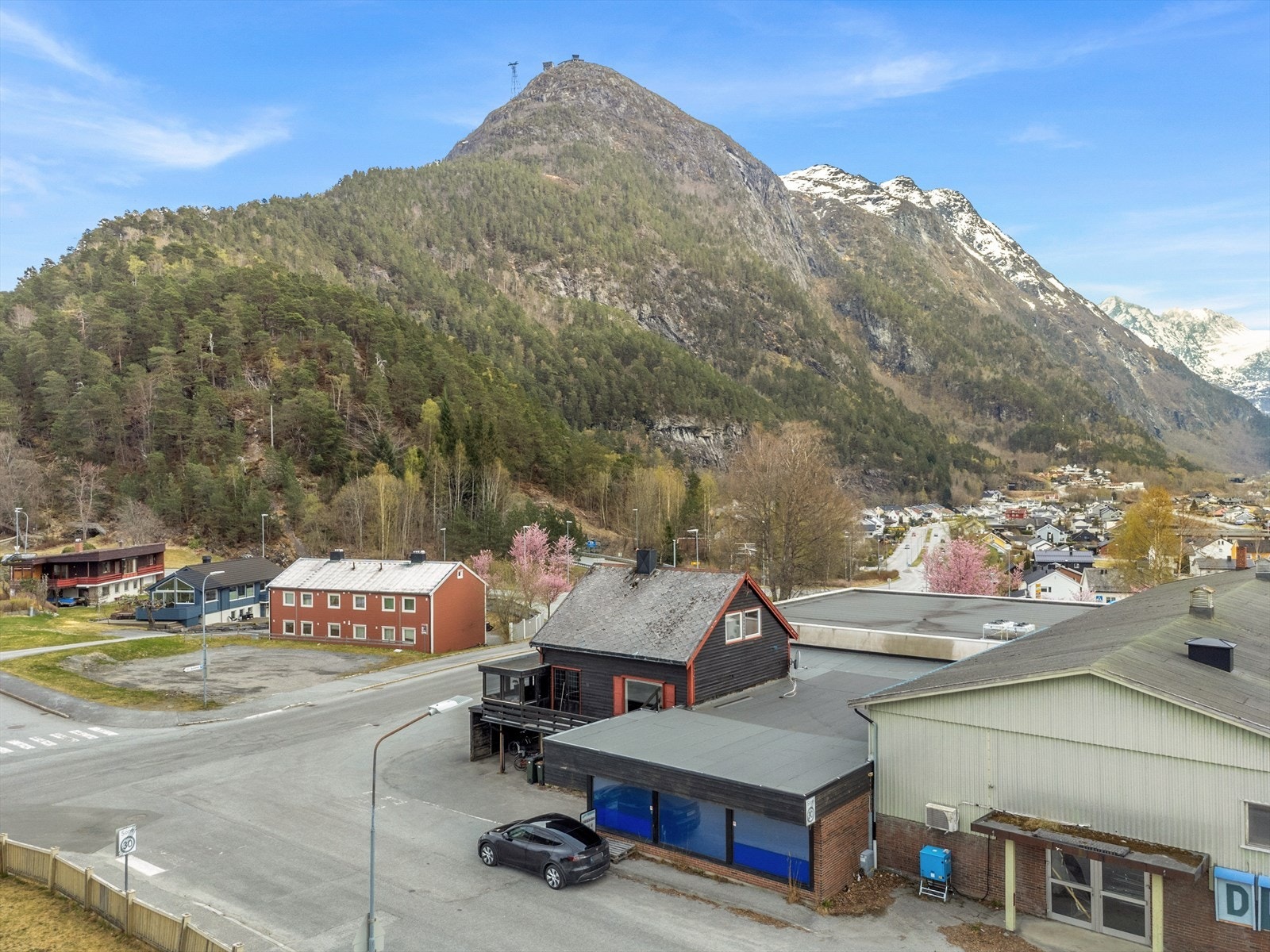Dronefoto tatt mot nord. Del av bygget nærmest kamera er ikke en del av salget (eget bygg) Galleribilde