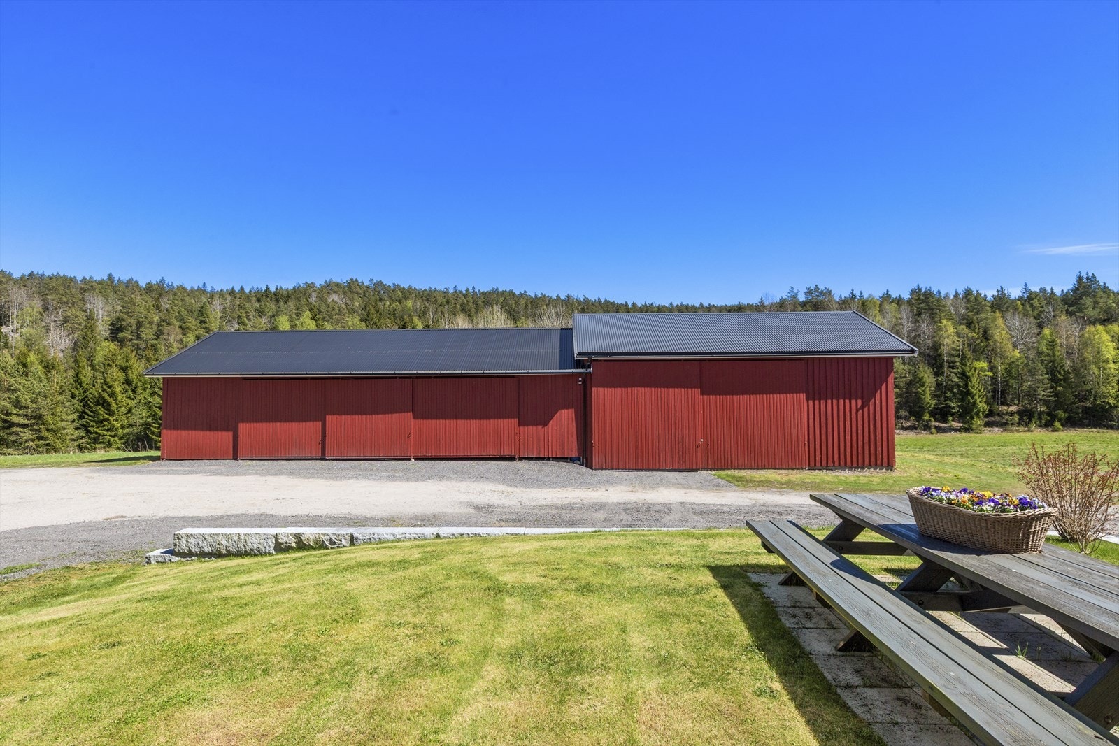 Vognskjulet er tilbygget i 1990 med en del som nå er isolert, har støpte gulv og varmepumpe. Øvrige deler av bygningen er usiloerte. Galleribilde