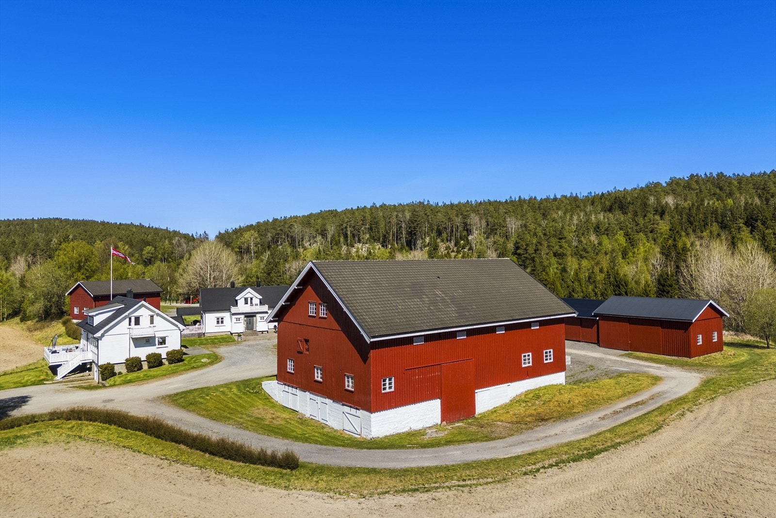 Gården ligger solrikt til ved Brenneveien i Varteig i Sarpsborg kommune, helt på grensen til Rakkestad. Galleribilde