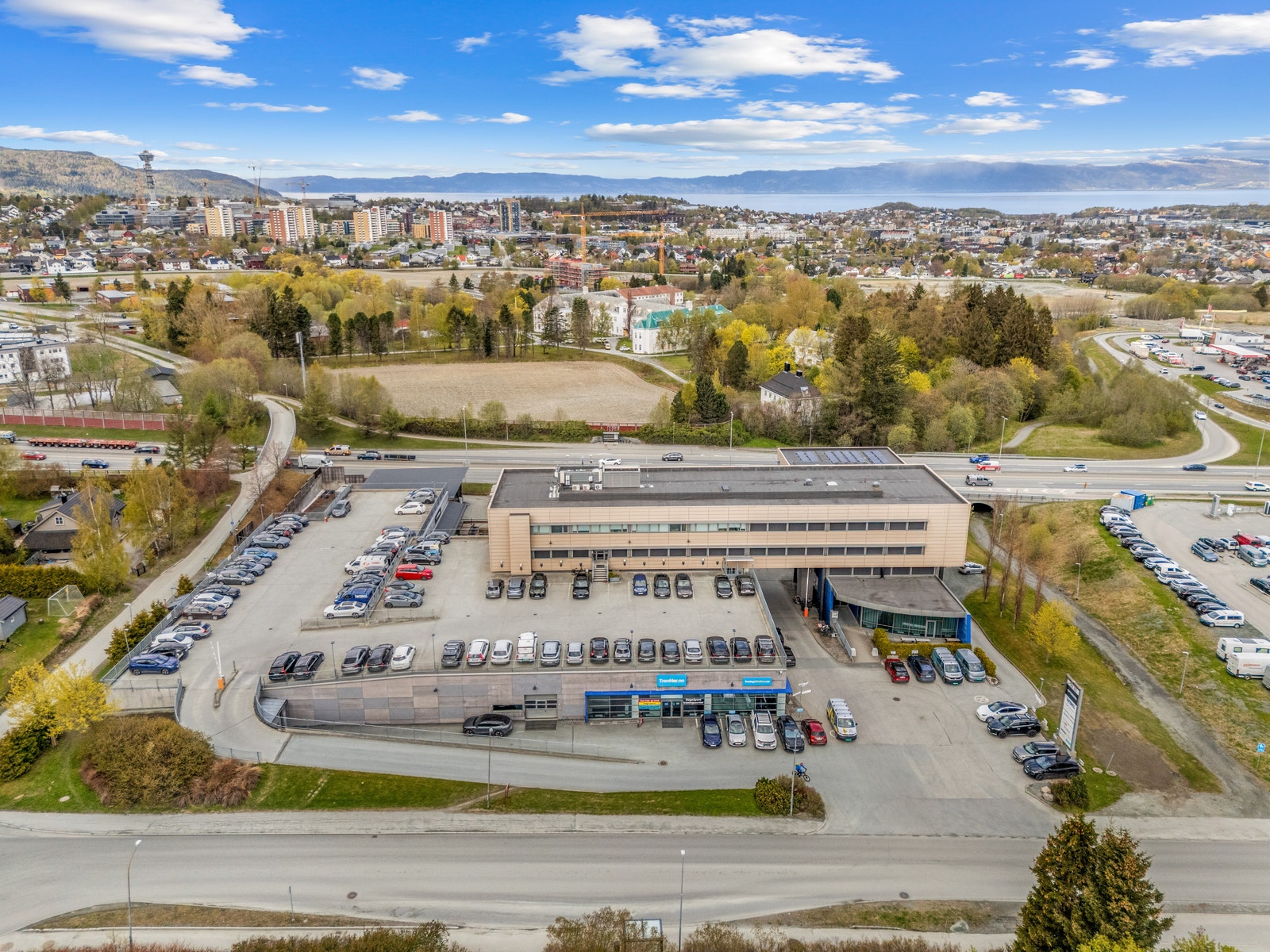 Sentral beliggenhet rett ved E6/Omkjøringsvegen Galleribilde