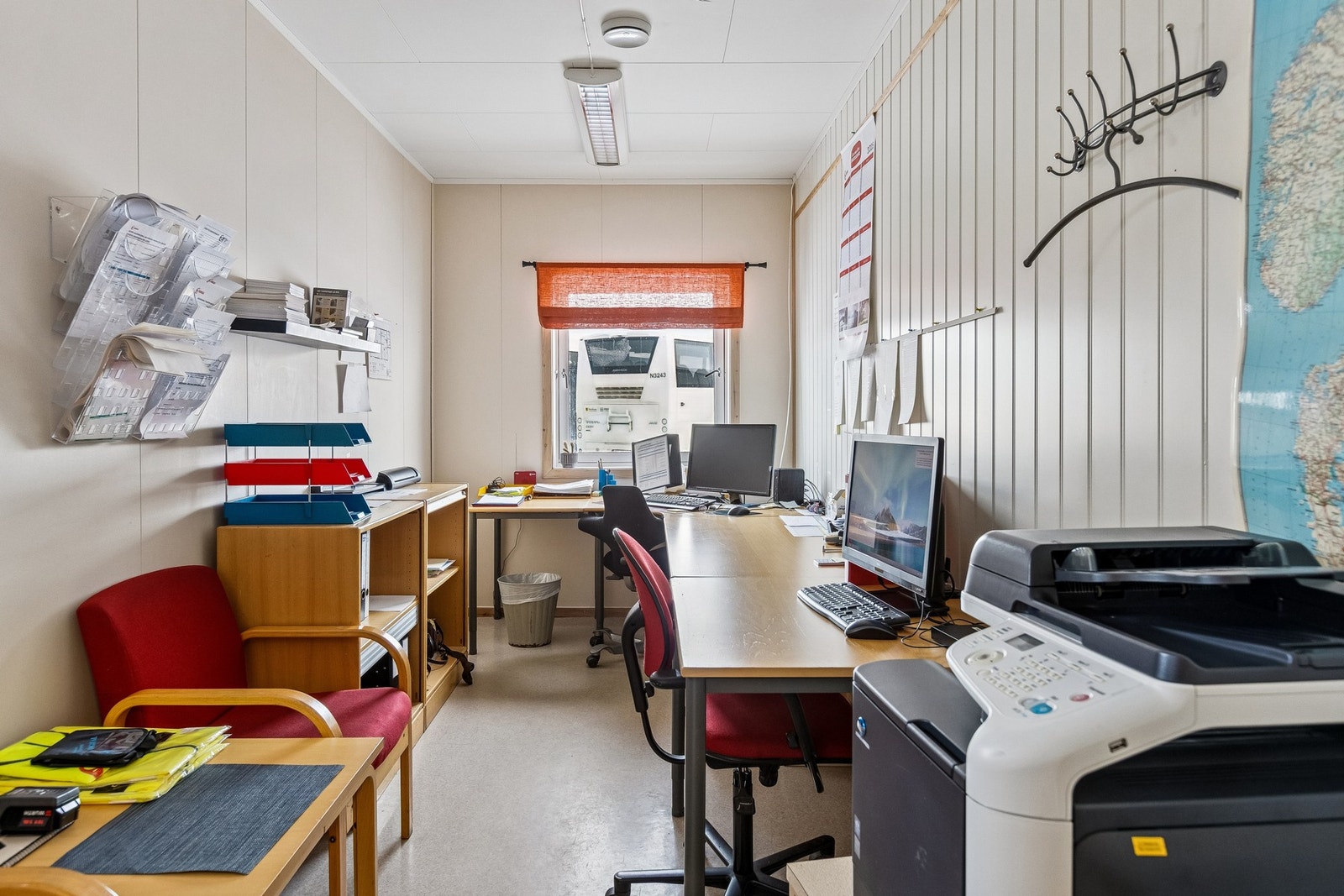 Kontorarealer med plass til flere arbeidsstasjoner Galleribilde