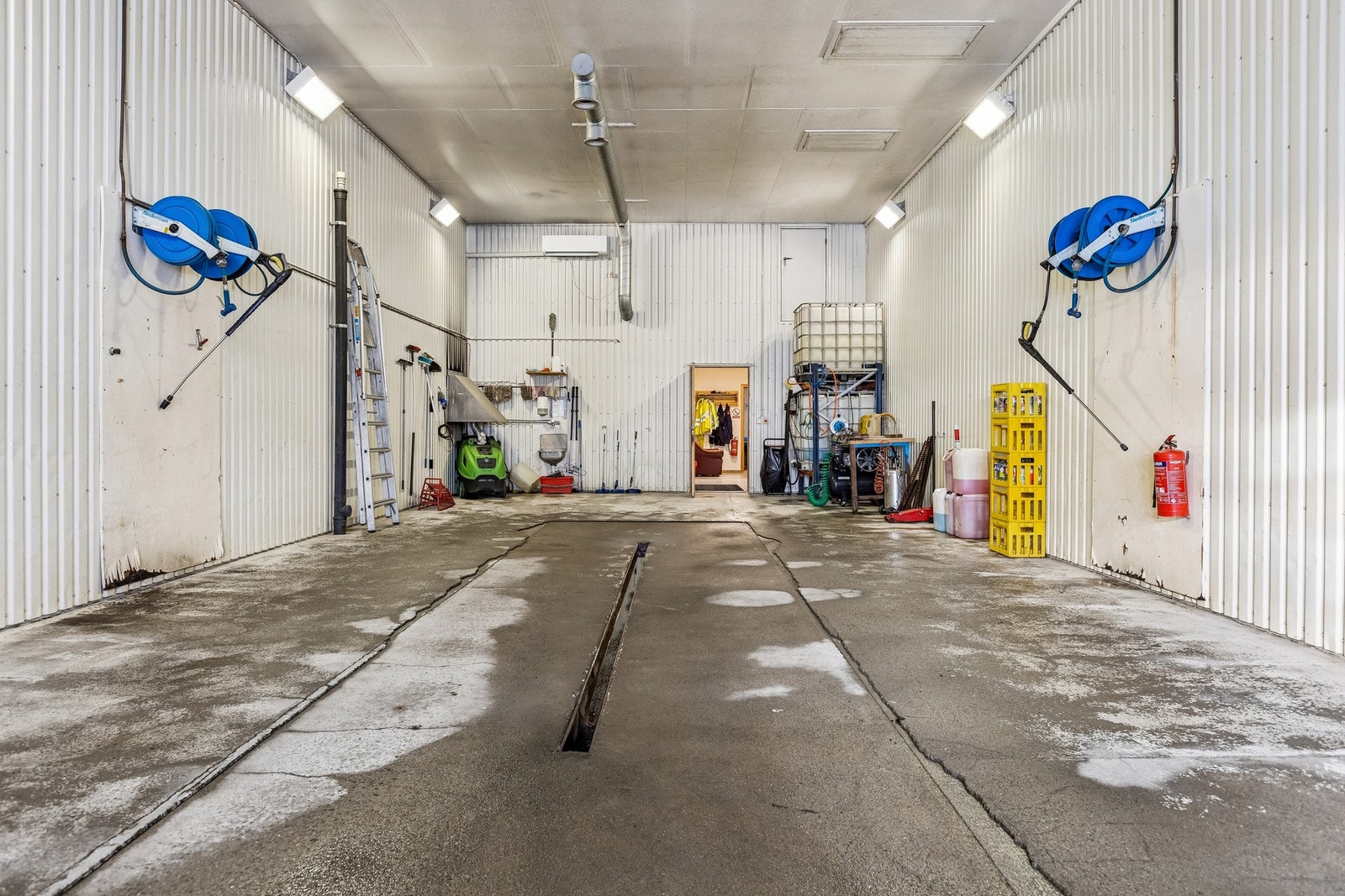 Romslig verkstedhall med gode arbeidsforhold Galleribilde