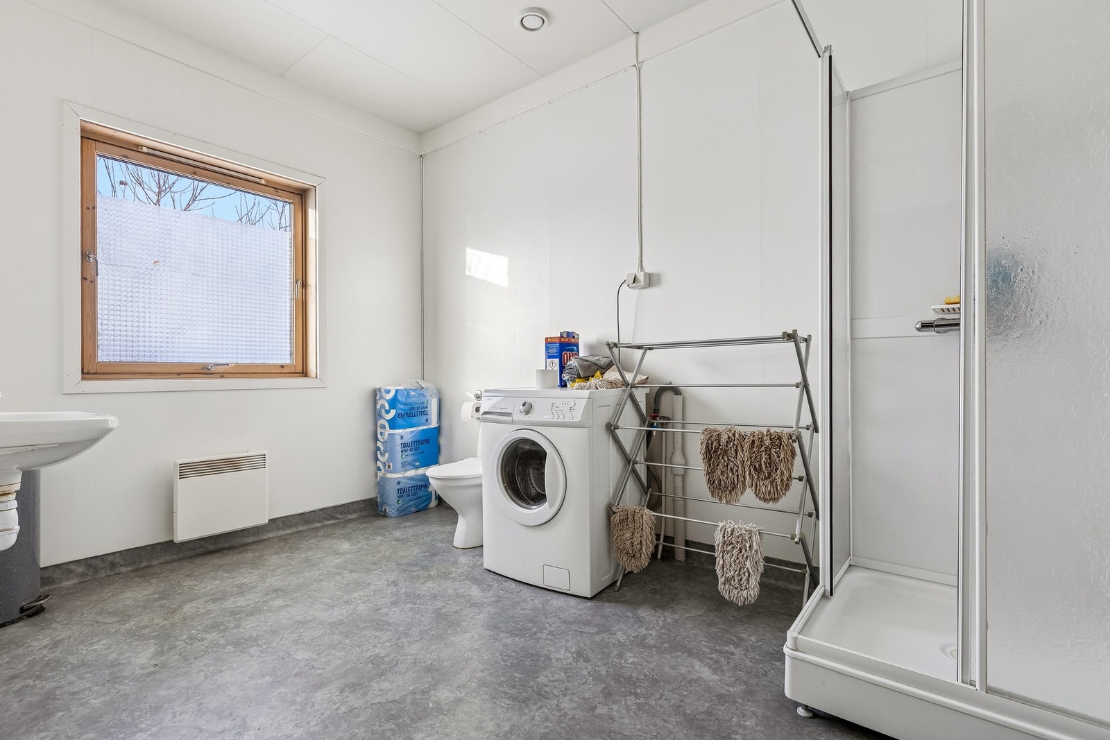 Bad med dusj og vaskefasiliteter Galleribilde