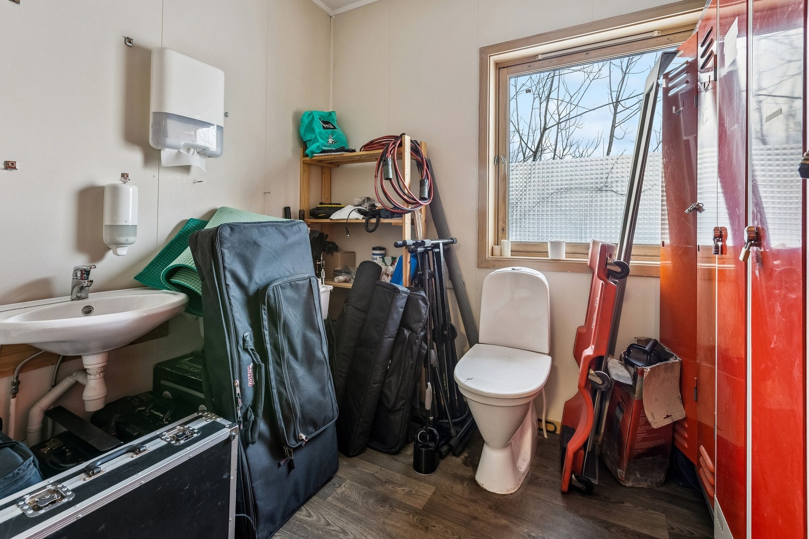 Bad som er brukt til garderobe. Galleribilde