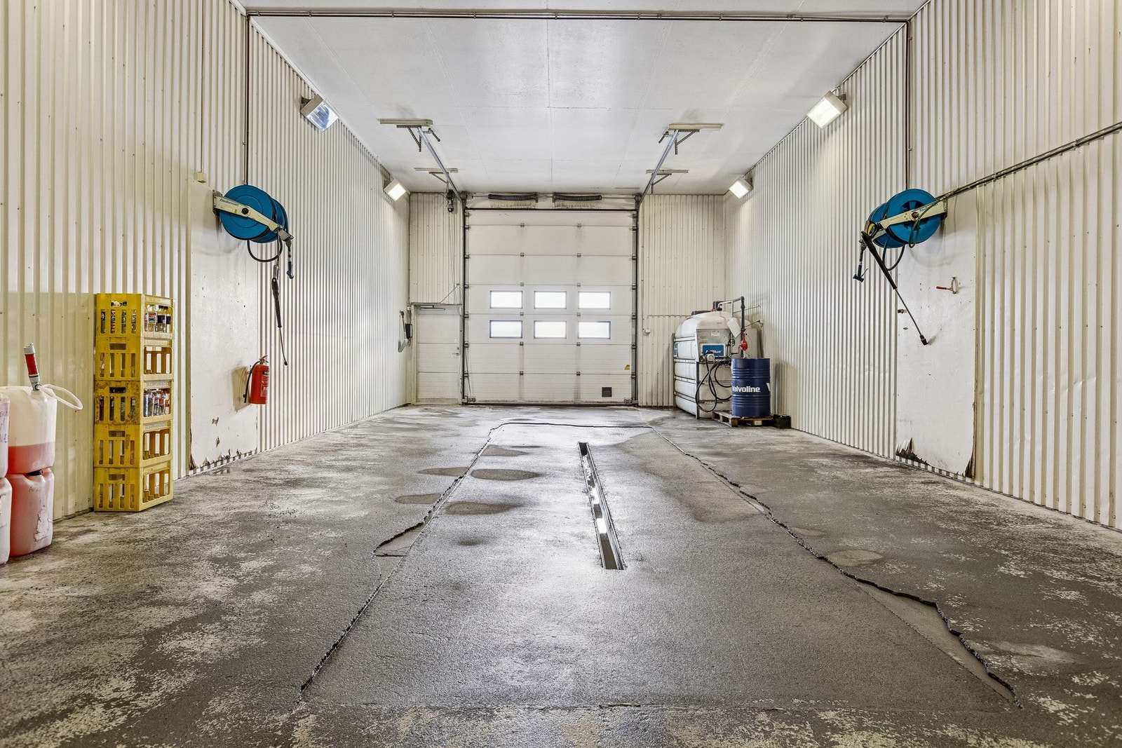 Lager/garasjerom med reolplass og port Galleribilde