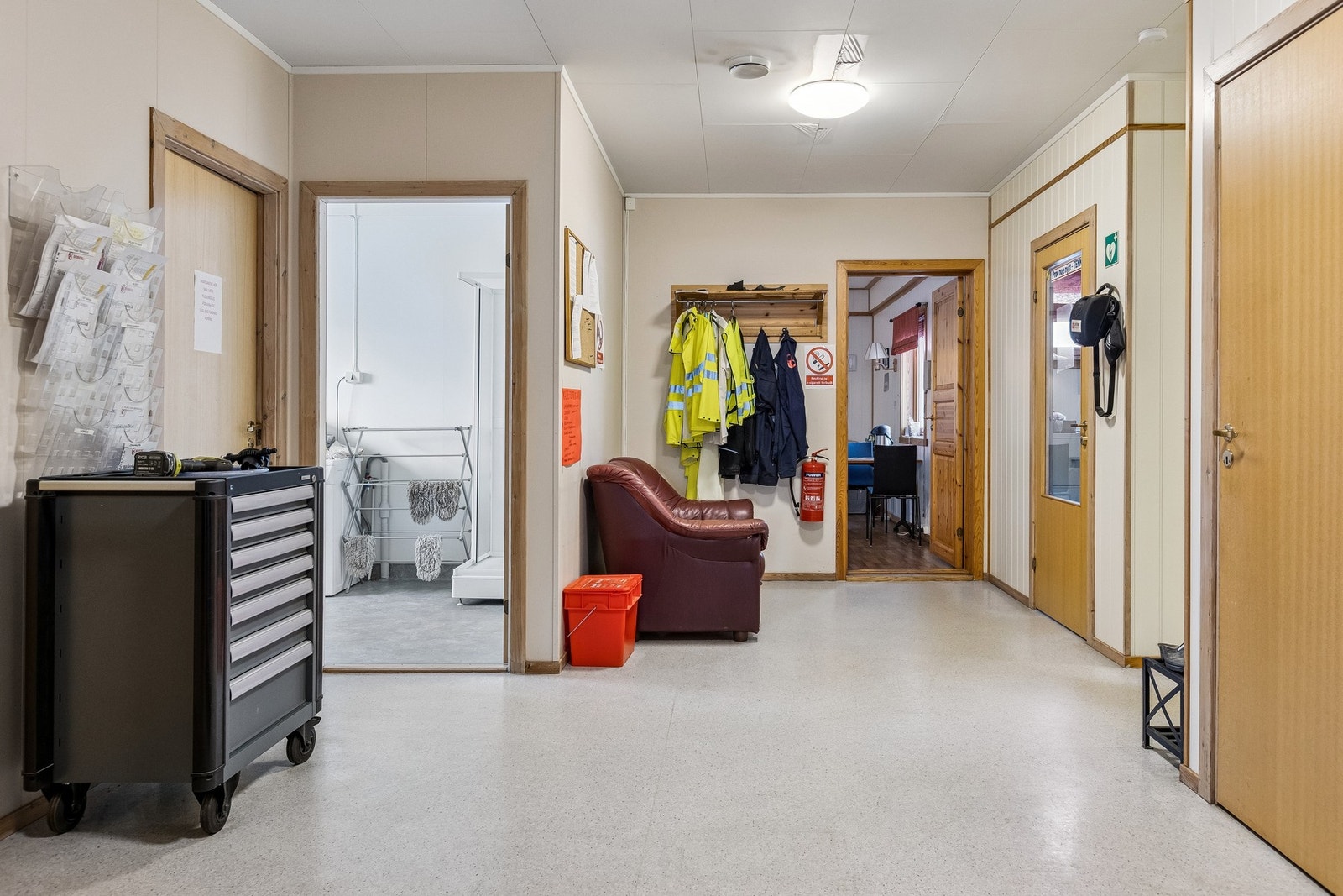 Gang med garderobeløsning og adkomst til øvrige rom Galleribilde