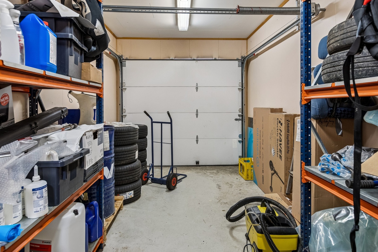 Lager med reolplass og port Galleribilde
