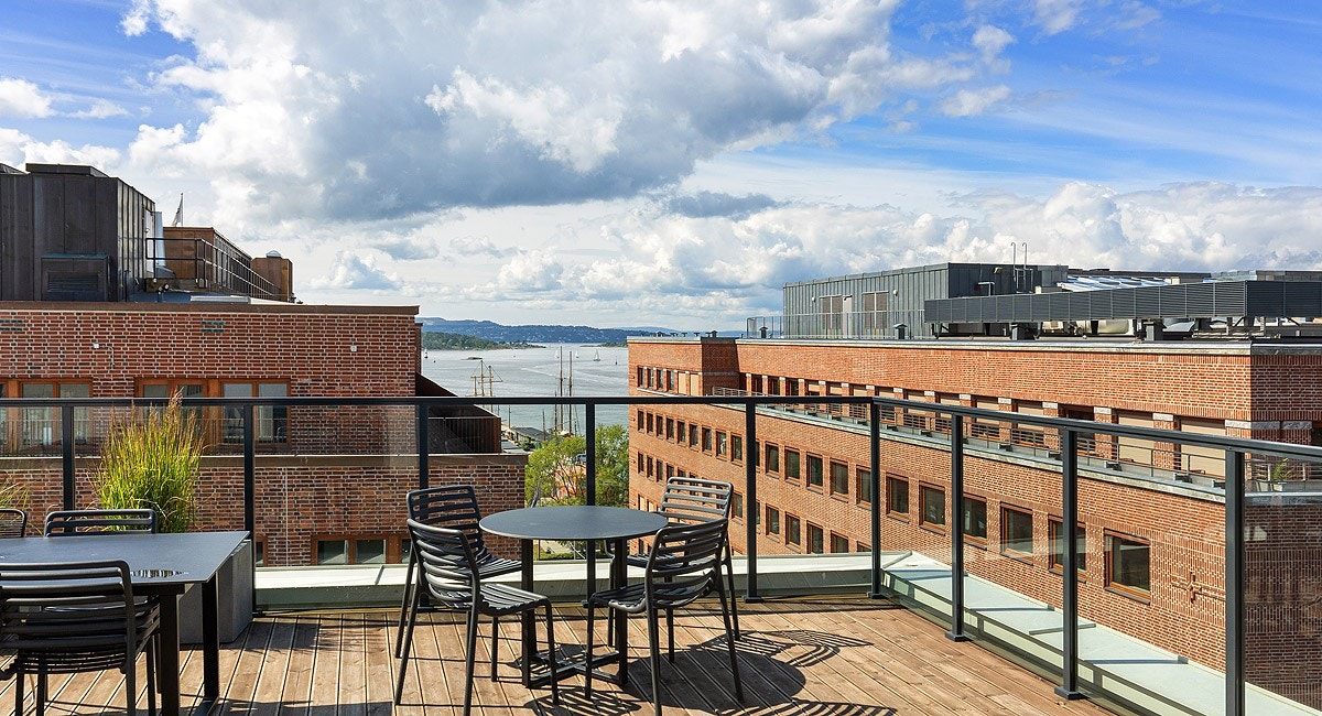 Enestående for bygget er takterrassen. Her kan leietakerne ta med lunsj eller kaffe og nyte fjordutsikten Galleribilde