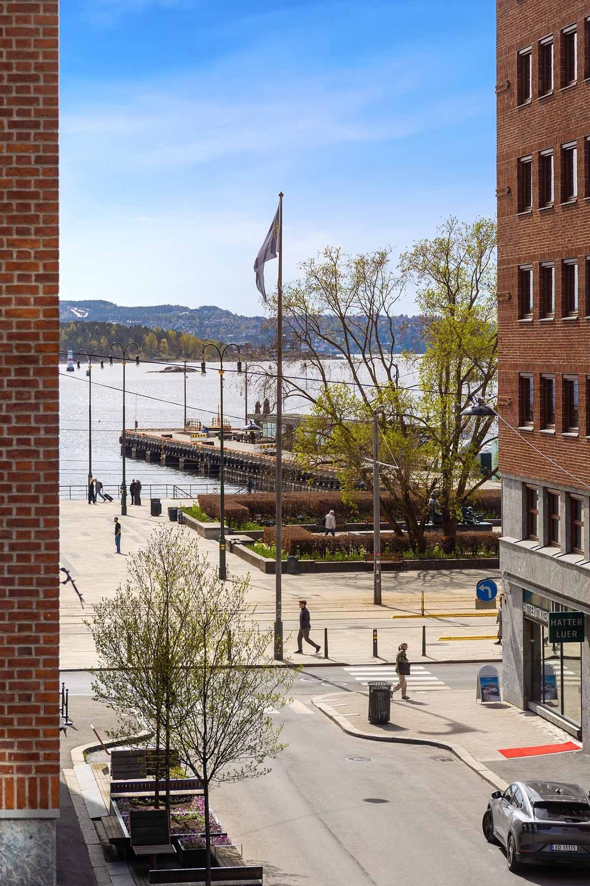 Utsyn mot fjorden fra kontorlandskapet Galleribilde